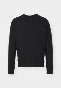 Svart sweatshirt med långa ärmar, rundhals, ribbade ärmmuddar och fåll. Slät textur, minimal design, inga synliga logotyper eller mönster.