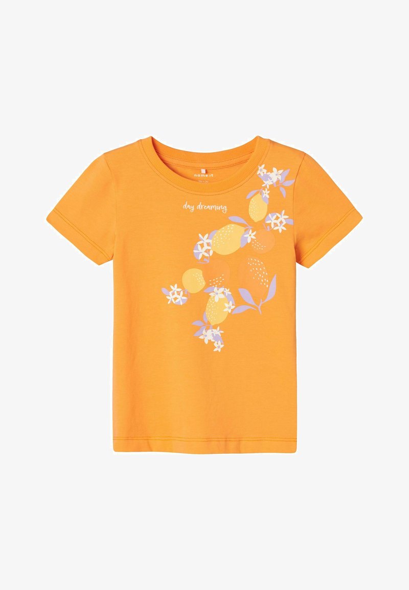 Camiseta de algodón naranja de manga corta, que presenta un diseño gráfico de frutas y flores en blanco y morado claro, con el texto "day dreaming" arriba.