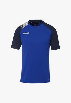 Maglietta sportiva blu con maniche e dettagli sulle spalle color navy. Presenta un motivo geometrico sulla spalla sinistra. Tessuto leggero e traspirante.