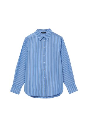 Blaues Langarm-Hemd mit Knopfverschluss und weißen vertikalen Streifen sowie einem spitzen Kragen, flach auf einem weißen Hintergrund ausgelegt.