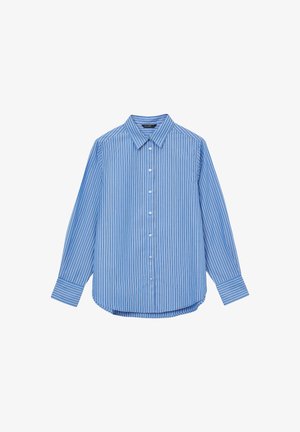 Blaues Langarm-Hemd mit Knopfverschluss und weißen vertikalen Streifen sowie einem spitzen Kragen, flach auf einem weißen Hintergrund ausgelegt.