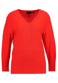 Jasnoczerwony sweter z długim rękawem w serek, z prążkowanym dołem i mankietami, wyeksponowany na białym tle.