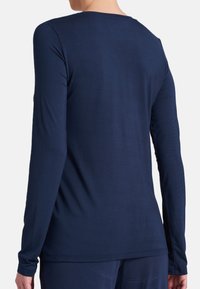 Mörkblå långärmad topp med rund halsringning och ett mjukt, lätt tyg. Enkel design utan synliga mönster eller detaljer.