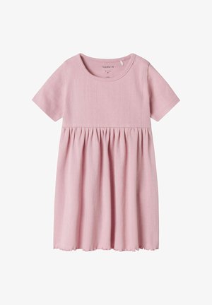 Rozā īsām piedurknēm kleita ar noapaļotu kakla izgriezumu, teksturētu ribu audumu un savelktu jostasvietu, ar viļņotu apakšu.