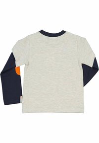 Pitkähihaisen paidan vaaleanharmaa vartalo, tummansiniset hihat oransseilla kyynärpään paikoilla ja tummansininen ribbikaulus.