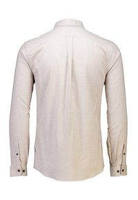 Camisa de manga larga color beige claro con cuello tipo solapa, puños abotonados y una textura de tela suave. Presenta un canesú trasero para un mejor ajuste.