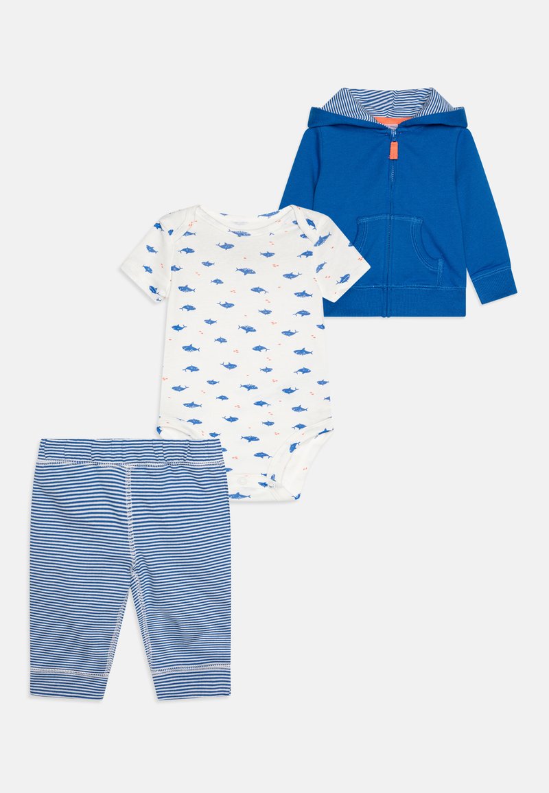 Trojdielny detský outfit, ktorý obsahuje modré zipové mikinu, biely body s modrým motívom rýb a modré pruhované legíny.