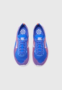 Blå og pink konstruerede mesh sneakers med en tekstureret overflade, fremtrædende Nike-logo og hvide detaljer. Har en rund tå og flade snørebånd.
