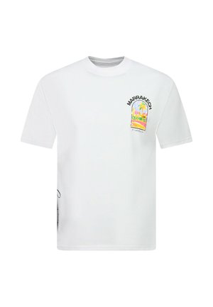 Wit T-shirt met korte mouwen met een kleine kleurrijke Marrakech-print en tekst aan de bovenlinkerkant van de borst.