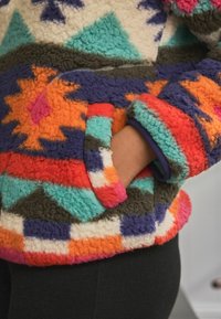 Next BORG HALF REGULAR FIT - Flísová bunda - bright ikat