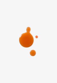 Gocce di liquido arancione di dimensioni variabili su uno sfondo bianco; una grande goccia circolare e una goccia rotonda più piccola, entrambe lucide e con una texture liscia.