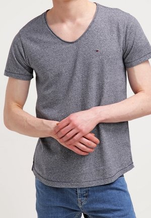 T-shirt gris à manches courtes avec un col en V, doté d'un petit logo en accent, fabriqué dans un tissu doux à la texture lisse.
