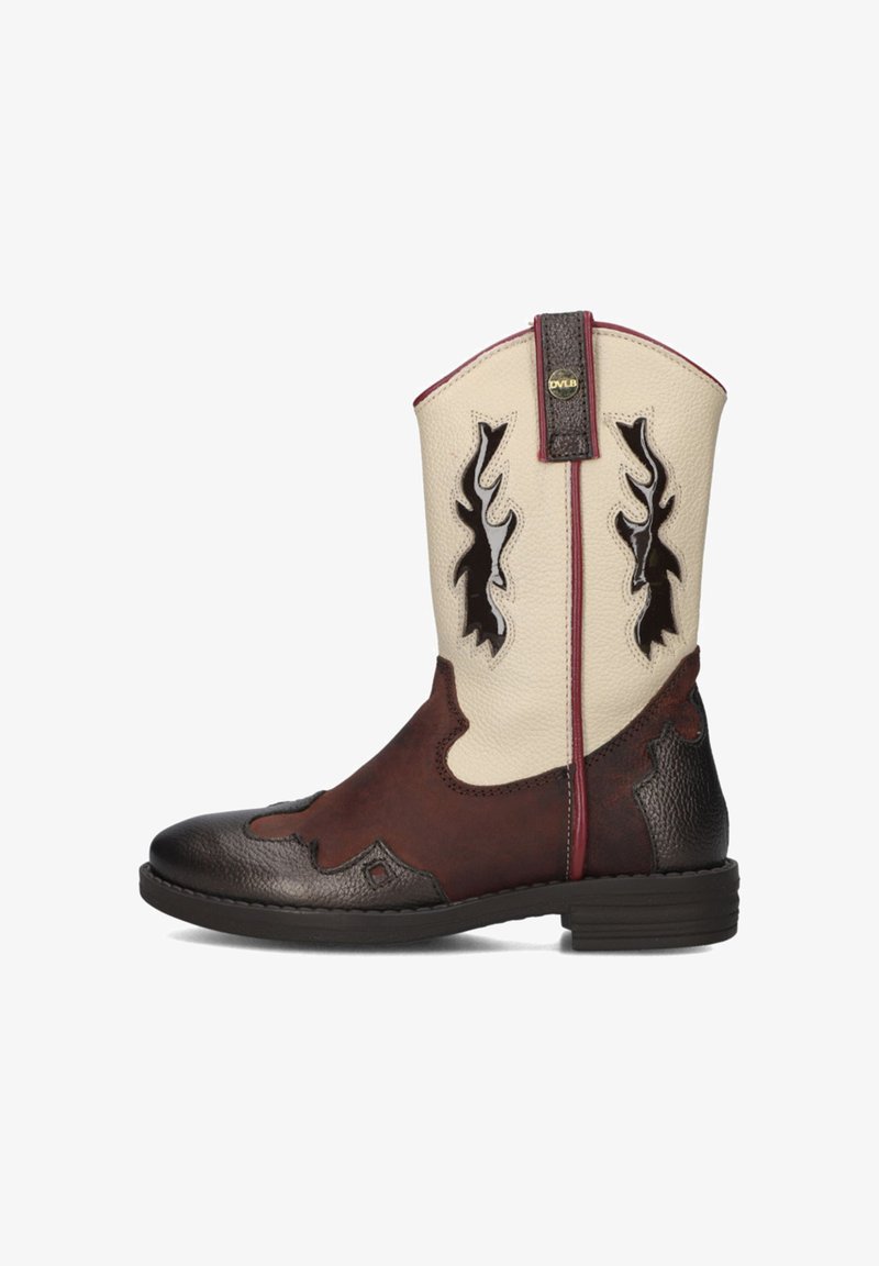 Bruine en crèmekleurige leren cowboylaarzen met een spitse neus, decoratieve vlamuitsnijdingen en een gestructureerde bruine hak. Rode stiksels accentueren het ontwerp.