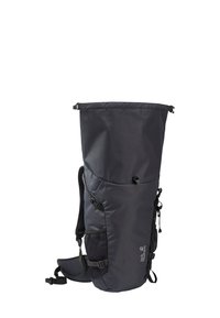 Zaino grigio scuro con una forma cilindrica alta; presenta tasche laterali in rete, spallacci regolabili e chiusura superiore con cordoncino.