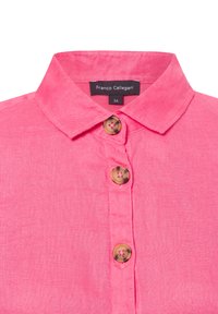Roze linnen shirt met een puntkraag, voorzien van drie bruine knopen en een label met "Franco Callegari" maat 36.