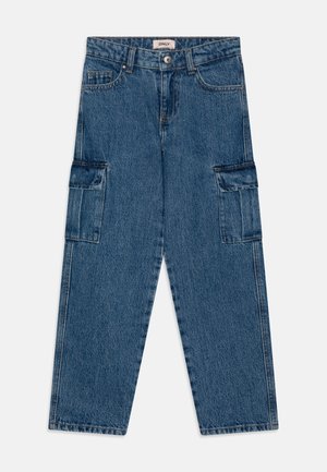 Niebieskie spodnie cargo z denimu z przednim guzikiem i zamkiem błyskawicznym, dwoma kieszeniami z patkami na udach oraz szlufkami na pasek, położone na białym tle.