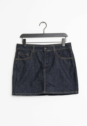 Mini-jupe en denim bleu foncé avec boutons à l'avant et poches, suspendue à un cintre en plastique noir sur fond blanc.