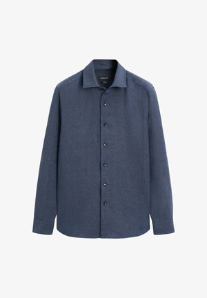 Herenoverhemd met lange mouwen in donkerblauw, met kraag, eenvoudig ontwerp en zichtbare knopen aan de voorkant, weergegeven op een witte achtergrond.