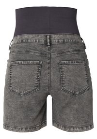 Grå denimshorts med hög, elastisk midja. Har två bakfickor och en urtvättad finish med synlig sömsdetalj.