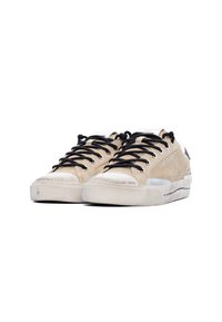 Le sneakers in suede beige presentano lacci neri, una punta rotonda di colore bianco e una suola di gomma testurizzata con sottili dettagli argentati sui lati.