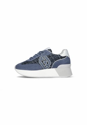 Sneaker in suede e tessuto blu con upper testurizzato, caratterizzato da un accento con logo e una suola bianca, punta arrotondata e colletto imbottito.