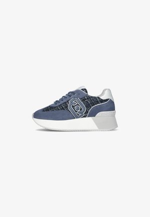 Sneaker in suede e tessuto blu con upper testurizzato, caratterizzato da un accento con logo e una suola bianca, punta arrotondata e colletto imbottito.