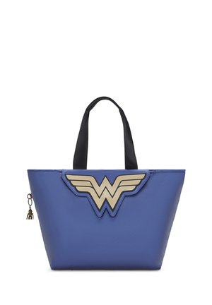 Blå tote taske med sorte håndtag, der har et gyldent Wonder Woman emblem på forsiden. Materialet ser glat og skinnende ud, uden synlige mønstre.