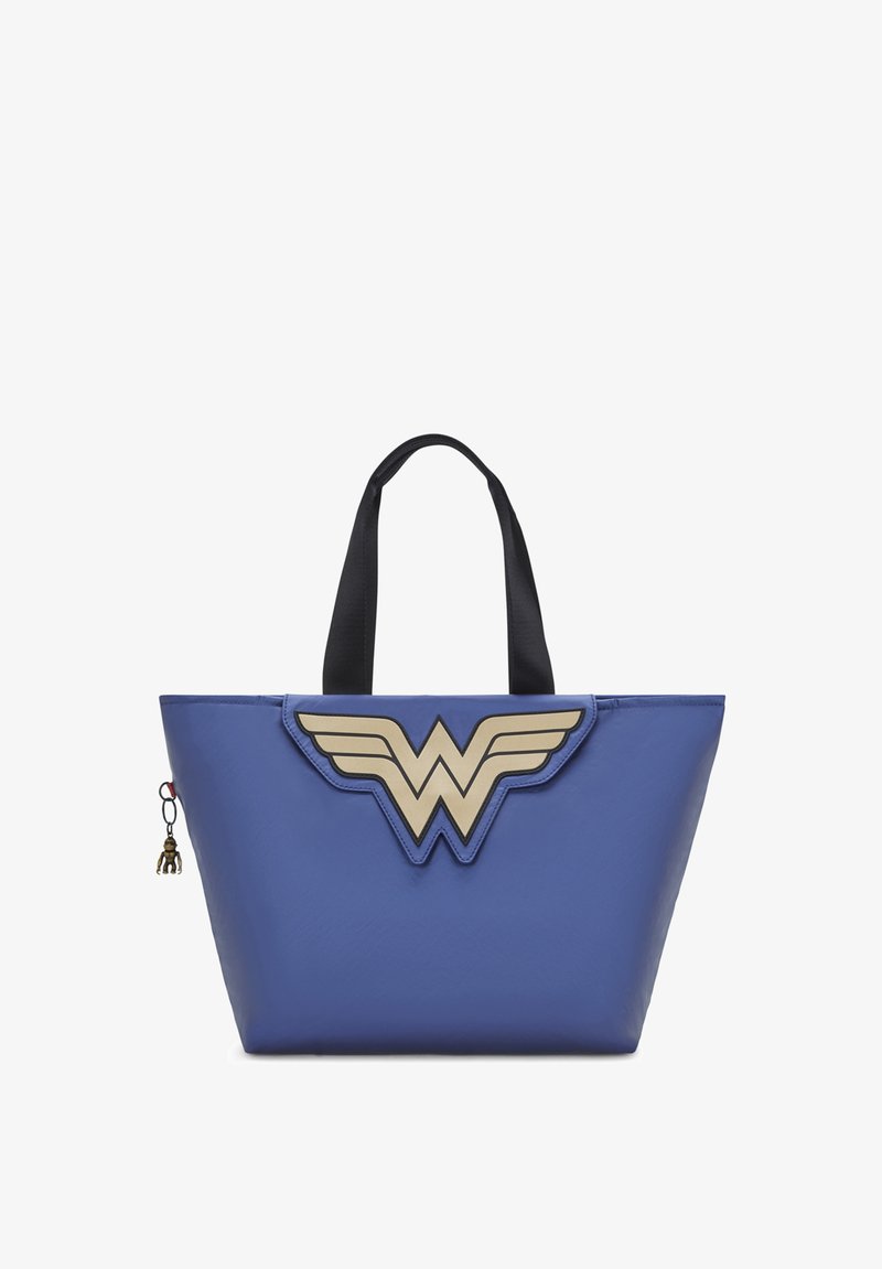 Blå tote taske med sorte håndtag, der har et gyldent Wonder Woman emblem på forsiden. Materialet ser glat og skinnende ud, uden synlige mønstre.