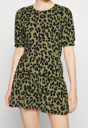 Leopardenmuster-Kleid in olivgrün und schwarz, mit kurzen Ärmeln, geraffter Taille, mehrlagigem Rüschen-Saum, aus strukturiertem Stoff.
