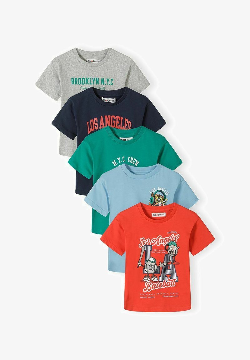 Cinco camisetas de manga corta con cuello redondo en gris, azul marino, verde, azul claro y rojo, con diferentes estampados de ciudades y béisbol.