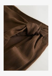 Unselected, chocolate brown