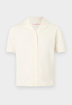 Lühikeste varrukatega kreemikas nööpidega särk, millel on krae ja viis nööpi, valgel taustal.