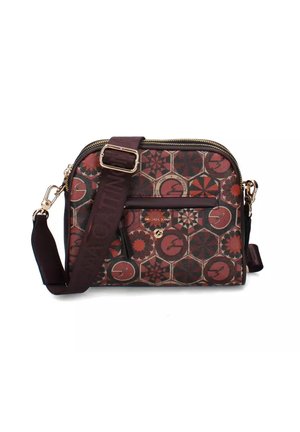 Borsa a tracolla con motivo geometrico esagonale in rosso e marrone, dotata di una tasca con zip frontale e tracolla regolabile con fibbie color oro.