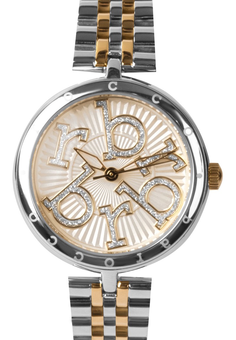 Reloj redondo con una correa de acero inoxidable en oro y plata. El dial crema presenta grandes letras plateadas y acentos brillantes. Fondo texturizado detallado.