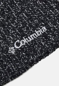 Fekete és fehér kötött sapka, texturált mintával. Elöl fehér hímzett Columbia logóval.
