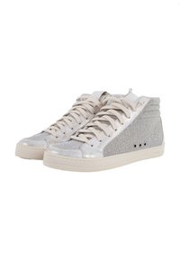 Zapatillas altas en plata metálico y beige. Presentan tejido texturizado, acentos suaves y un diseño con cordones con detalles perforados en los laterales.