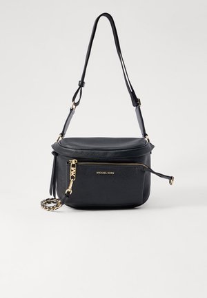 Czarna skórzana torebka Michael Kors na ramię z regulowanym paskiem, złotym zamkiem i zawieszką z logo MK na przedniej kieszeni.