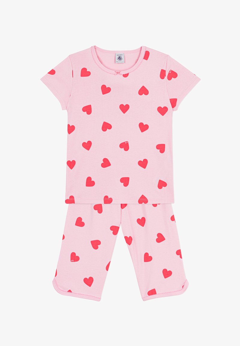 Rosa T-Shirt mit kurzen Ärmeln und Hose-Set mit einem Allover-Muster aus roten Herzen, entworfen für ein Kleinkind.
