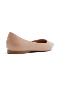 Nude patent ballerina met een ronde neus, gladde glanzende oppervlakte, lage hak en zachte bruine zool. Geen zichtbare versieringen.