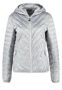 Srebrna kurtka puchowa z kapturem, z wzorem pikowania w kształcie diamentu, zamkiem błyskawicznym z przodu i dwoma bocznymi kieszeniami. Gładka, refleksyjna faktura.