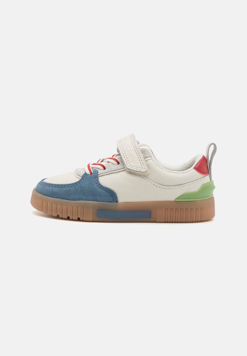 Hvite lær sneakers med blå suedelister, røde snører, grønn hæltabu og en gjennomsiktig gummisåle. Designet med en krok-og-løkke stropp.