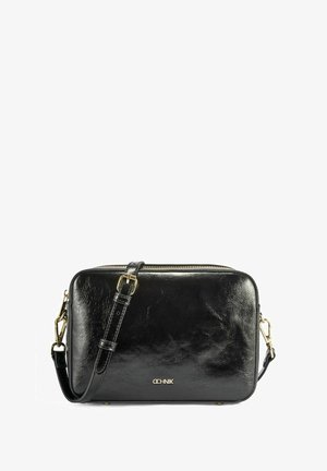 Czarna prostokątna skórzana torebka na ramię z regulowanym paskiem, z elementami w odcieniu złota, zapięciem na zamek oraz małym złotym logo z przodu.