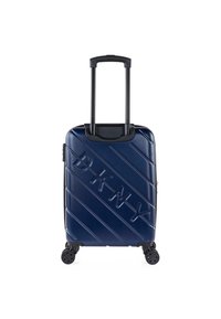 Maleta dura de color navy con textura de líneas diagonales, logotipo "DKNY" en relieve, asa retráctil y cuatro ruedas giratorias para una fácil movilidad.