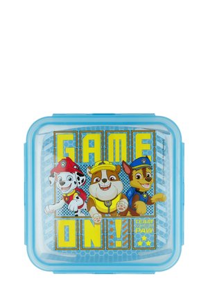Blaues Plastikbrotbox mit Cartoon-Hunden und dem Text "SPIEL BEGINNT!" in Gelb, grafischem Hintergrund mit Mustern und bunten Akzenten.