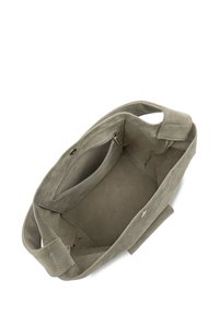 Borsa grigia in camoscio con apertura superiore, due manici e una tasca interna con zip singola. Texture morbida e design semplice e pulito.