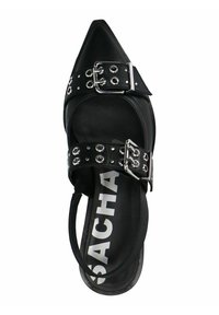 Zwarte puntige sandaal van leer, met twee brede banden met zilveren gespen en oogjes. De binnenzool toont de merknaam "SACHA."