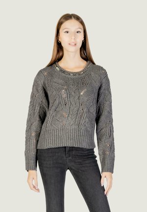 Maglione grigio lavorato a maglia grossa con motivo a treccia e dettagli a punto aperto. Orli e polsini a costine; decorato con accenti metallici sullo scollo.