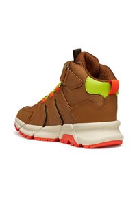 Brązowe sneakersy typu high-top z teksturowaną powierzchnią, neonowymi akcentami, rzepem oraz wyściełaną podeszwą z jasnopomarańczowym bieżnikiem.