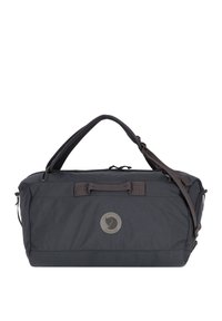 Bolsa de viaje de tela negra con un logo redondo. Cuenta con dos asas y una correa de hombro ajustable. La superficie es suave con un acabado mate.