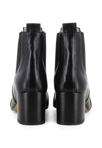 Stivali ankle in pelle nera con finitura liscia, pannelli laterali elasticizzati e tacco spesso. L'interno è foderato per comfort.